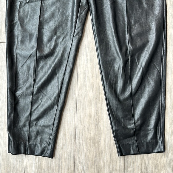 Babaton vegan leather pleated belted high waist pants size 6 excellent condition - Picture 3 of 6